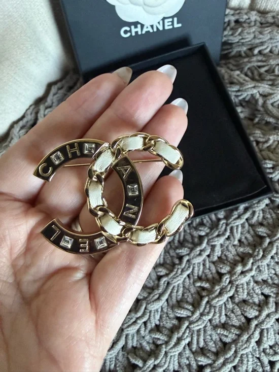 CHANEL Gold Interlocking CC Brooch with Chain Detail - Picture 4 of 4